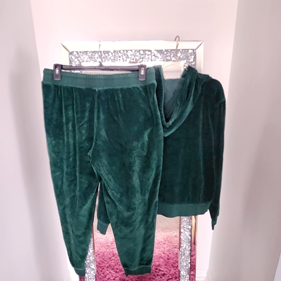 Fashion Nova Emerald Velour Jogger Set - Picture 3 of 4
